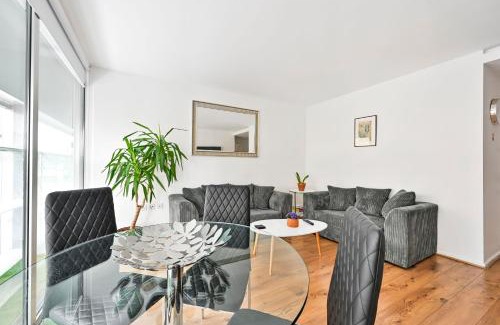 Stratford and New Town Apartment | Lovely 2-Bed, sleeps 6, Near Stratford station & Abba Voyage,