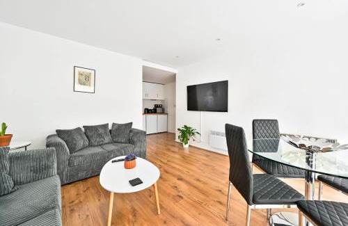 Stratford and New Town Apartment | Lovely 2-Bed, sleeps 6, Near Stratford station & Abba Voyage,
