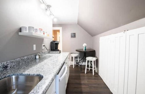 Metamora Apartment | Lovely 2 Bedroom 1 block From the Town Square