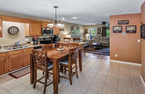 Whittier Condo | Lovely 2-Bedroom 2.5 Bath Home with Golf Course & Mountain View! Washer & Dryer!