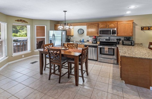 Whittier Condo | Lovely 2-Bedroom 2.5 Bath Home with Golf Course & Mountain View! Washer & Dryer!