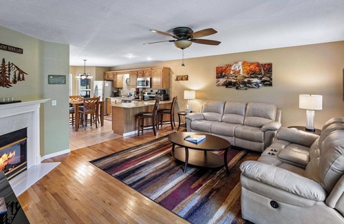 Whittier Condo | Lovely 2-Bedroom 2.5 Bath Home with Golf Course & Mountain View! Washer & Dryer!