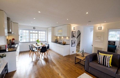 Datchet Apartment | Lovely 2 bedroom apartment, free parking & garden