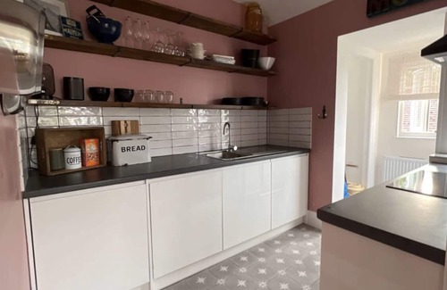 Chiswick Riverside House | Lovely 2 Bedroom Flat by Thames in Chiswick, Grove Park Sleeps 3