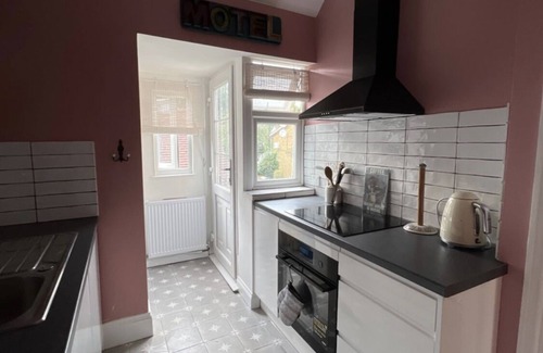 Chiswick Riverside House | Lovely 2 Bedroom Flat by Thames in Chiswick, Grove Park Sleeps 3