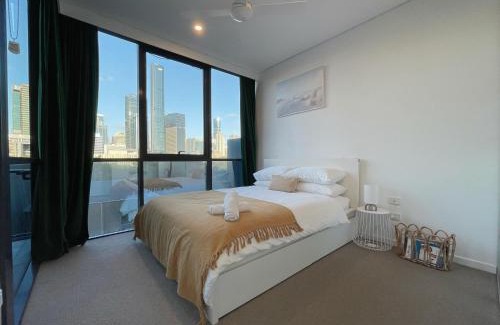 South Brisbane Apartment | Lovely 2 Beds Apt with City View at South Brisbane