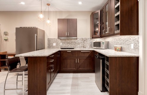 Montgomery Apartment | Lovely 2 BR Suite |Near Foothills Hospital & UofC