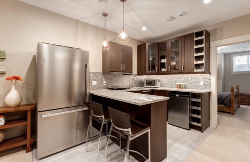 Montgomery Apartment | Lovely 2 BR Suite |Near Foothills Hospital & UofC