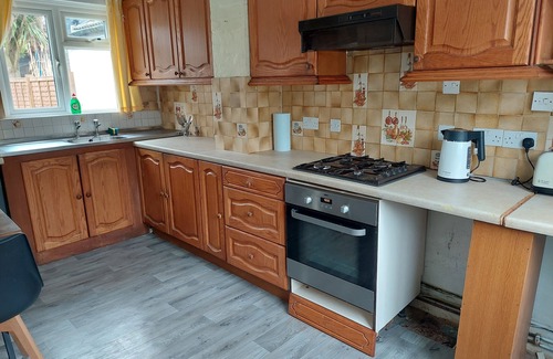 Kew House | Lovely 3 bed terraced family house with private parking & garden in Kew Garden