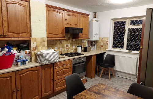 Kew House | Lovely 3 bed terraced family house with private parking & garden in Kew Garden