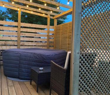 Granton Apartment | Lovely 3 bed with jacuzzi, close to airport, driveway, wifi