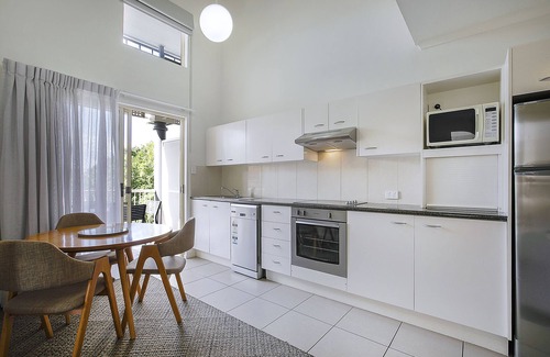 Kangaroo Point Apartment | Lovely 3 Bedroom, 2 Level Unit with Wi-fi & Pool close to Transport