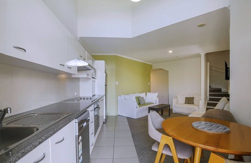 Kangaroo Point Apartment | Lovely 3 Bedroom, 2 Level Unit with Wi-fi & Pool close to Transport