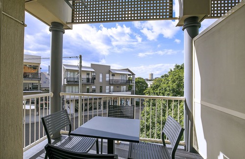 Kangaroo Point Apartment | Lovely 3 Bedroom, 2 Level Unit with Wi-fi & Pool close to Transport