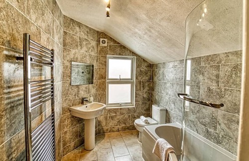 Pontrilas House | Lovely 3 Bedroom Home with Garden
