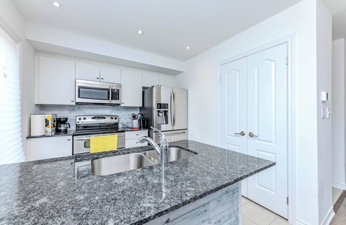 Innisfil House | Lovely 3-bedroom house in Barrie with WiFi and AC