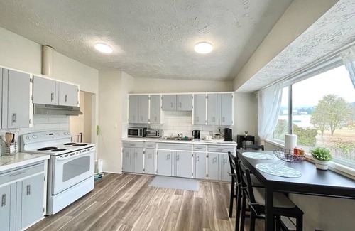 Mission House | Lovely 3-bedroom upper rental unit