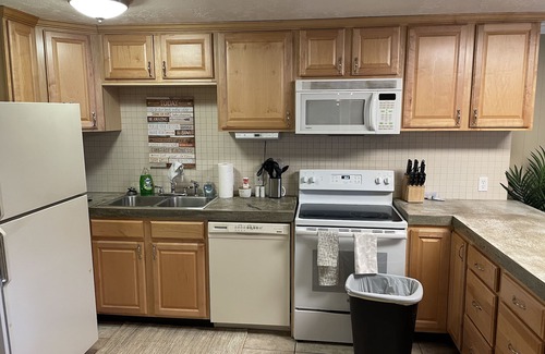Murray House | Lovely 3 bedroom ski rental/basement apartment