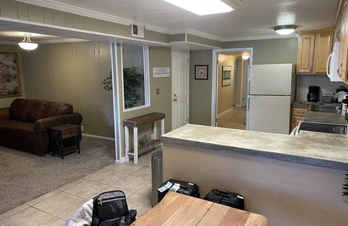 Murray House | Lovely 3 bedroom ski rental/basement apartment