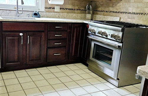 Warwick House | Lovely 4-bedroom colonial house with WiFi and A/C in Warwick
