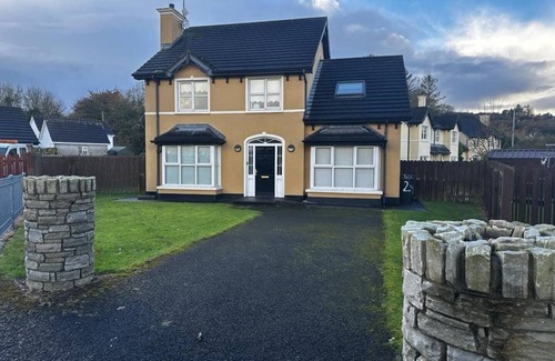 Carndonagh House | Lovely 4 bedroom family homenn