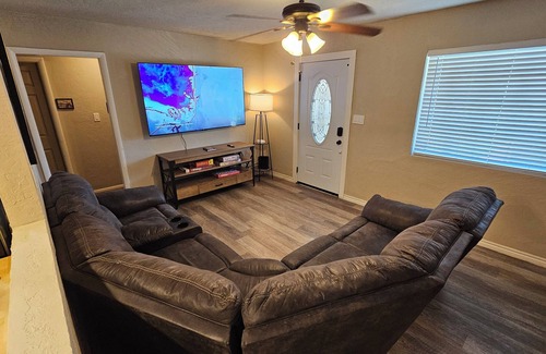 Lawton House | Lovely 4-bedroom house in Lawton with WiFi, AC