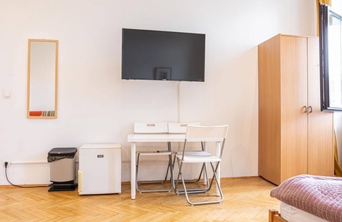Brigittenau Apartment | Lovely 4BR Apt. Garden by Lorenz Böhler & Danube