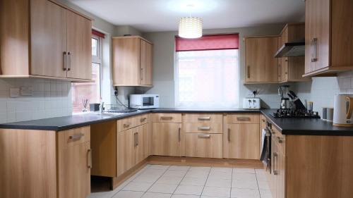 Earls Barton House | Lovely 5 Bedroom Home w Garden near Northampton