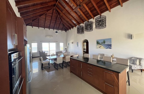Sea Rocks Villa | Lovely 6-bedroom Villa with Pool