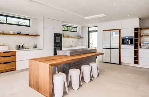 Camps Bay Villa | Lovely 6 Bedroom Villa with Breathtaking Views 17 Geneva