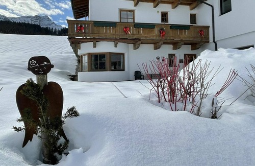 Sankt Johann in Tirol Apartment | Lovely apartment for 5 people with WIFI, TV, terrace, pets allowed, panoramic view and parking