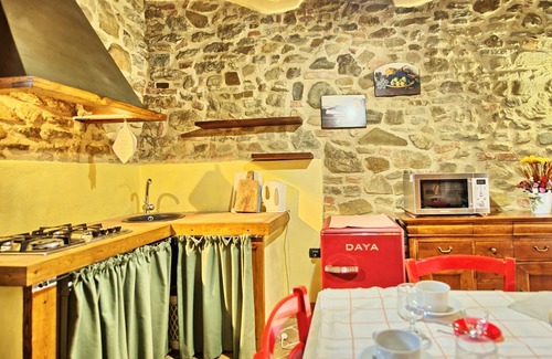 Torre A Castello Apartment | Lovely apartment for 3 guests with WIFI, pool, pets allowed, panoramic view and parking