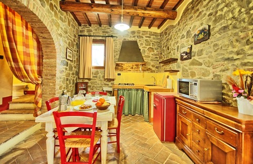Torre A Castello Apartment | Lovely apartment for 3 guests with WIFI, pool, pets allowed, panoramic view and parking