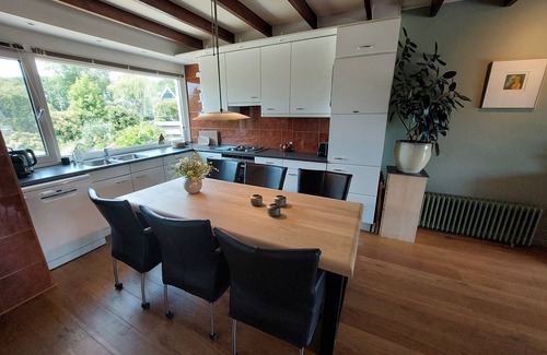 Uitwellingerga Villa | Lovely and cozy cottage centrally located on the water side in Friesland