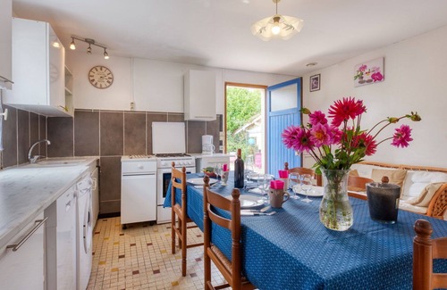 Jau-Dignac-et-Loirac House | Lovely apartment in villa for 5 guests with WIFI, TV and parking