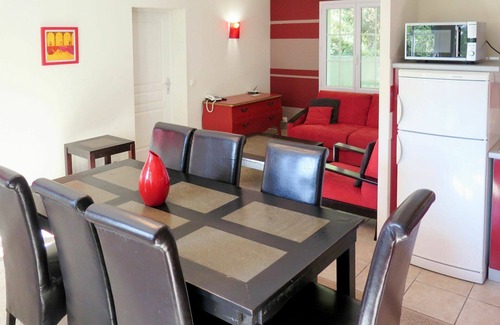 La Bastide-Clairence Apartment | Lovely apartment for 8 people with pool, WIFI, TV, terrace, pets allowed and parking