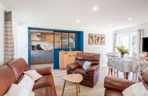 Creances Villa | Lovely apartment in villa for 4 guests with WIFI, TV, terrace, pets allowed and parking