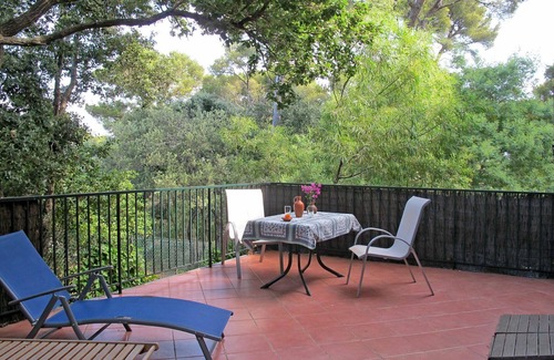Le Brusc Apartment | Lovely apartment for 4 people with WIFI, TV, terrace, pets allowed and parking