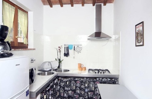 Corsanico-Bargecchia Apartment | Lovely apartment with WIFI, A/C, pool, TV, patio, pets allowed, panoramic view, close to Viareggio