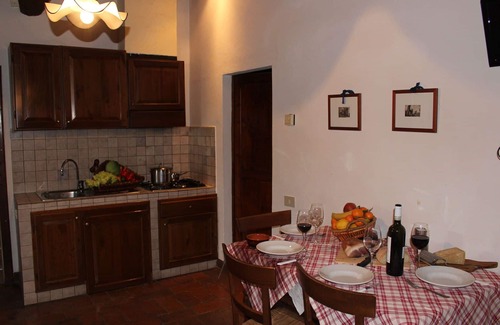 Colle di Val d'Elsa House | Lovely apartment in villa for 2 guests with pool, TV, patio and pets allowed