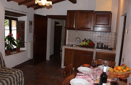 Colle di Val d'Elsa House | Lovely apartment in villa for 2 guests with pool, TV, patio and pets allowed