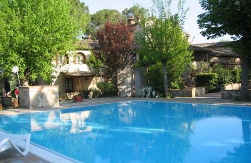 Colle di Val d'Elsa House | Lovely apartment in villa for 2 people with pool, TV, patio and pets allowed