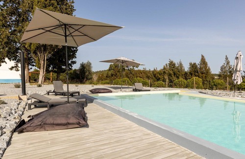 Sao Martinho Villa | Lovely apartment in villa for 7 people with A/C, pool, WIFI, TV, terrace and parking
