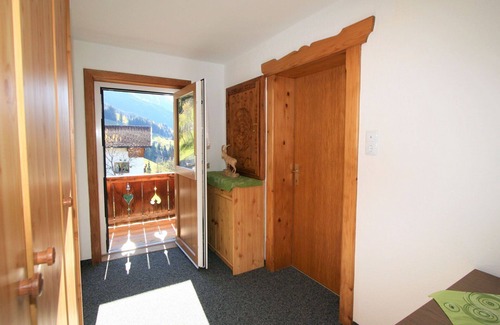 Holdernach Villa | Lovely apartment in villa for 5 guests with WIFI, TV, balcony, pets allowed and parking
