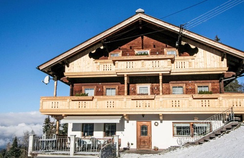 Holdernach Villa | Lovely apartment in villa for 10 guests with WIFI, TV, balcony, pets allowed and parking