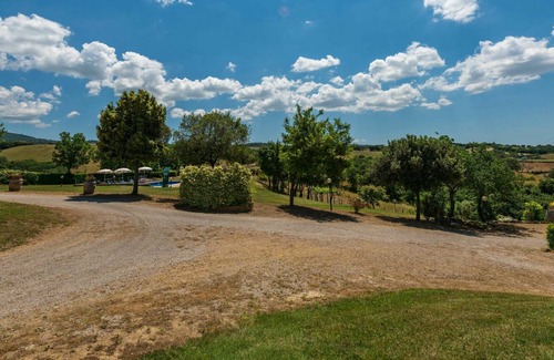 Scansano Villa | Lovely apartment in villa for 9 guests with pool, WIFI, TV, pets allowed and parking