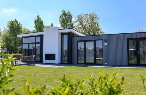 Nieuwvliet House | Lovely apartment in villa for 4 people with WIFI, TV, terrace and parking