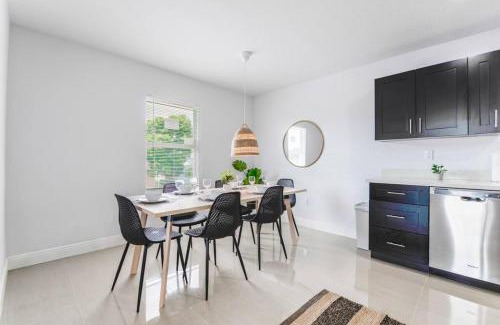 Gladeview House | Lovely Apartment 3 Bedrooms 2 bathroom At Liberty City