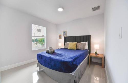 Gladeview House | Lovely Apartment 3 Bedrooms 2 bathroom At Liberty City