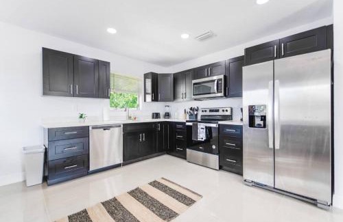 Gladeview House | Lovely Apartment 3 Bedrooms 2 bathroom At Liberty City